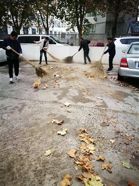 濮陽(yáng)市自來(lái)水公司持續(xù)開(kāi)展“城市清潔日”活動(dòng)1